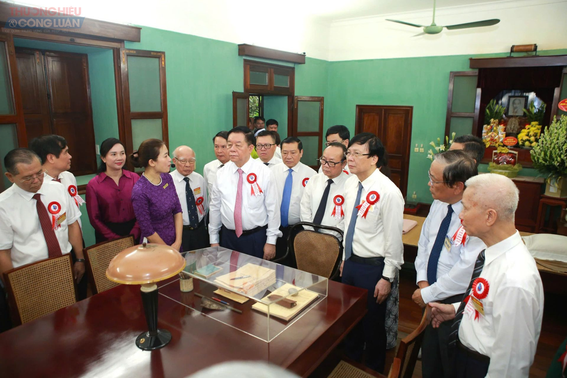 Các đại biểu tham quan Nhà 67 trong Khu Di tích Chủ tịch Hồ Chí Minh