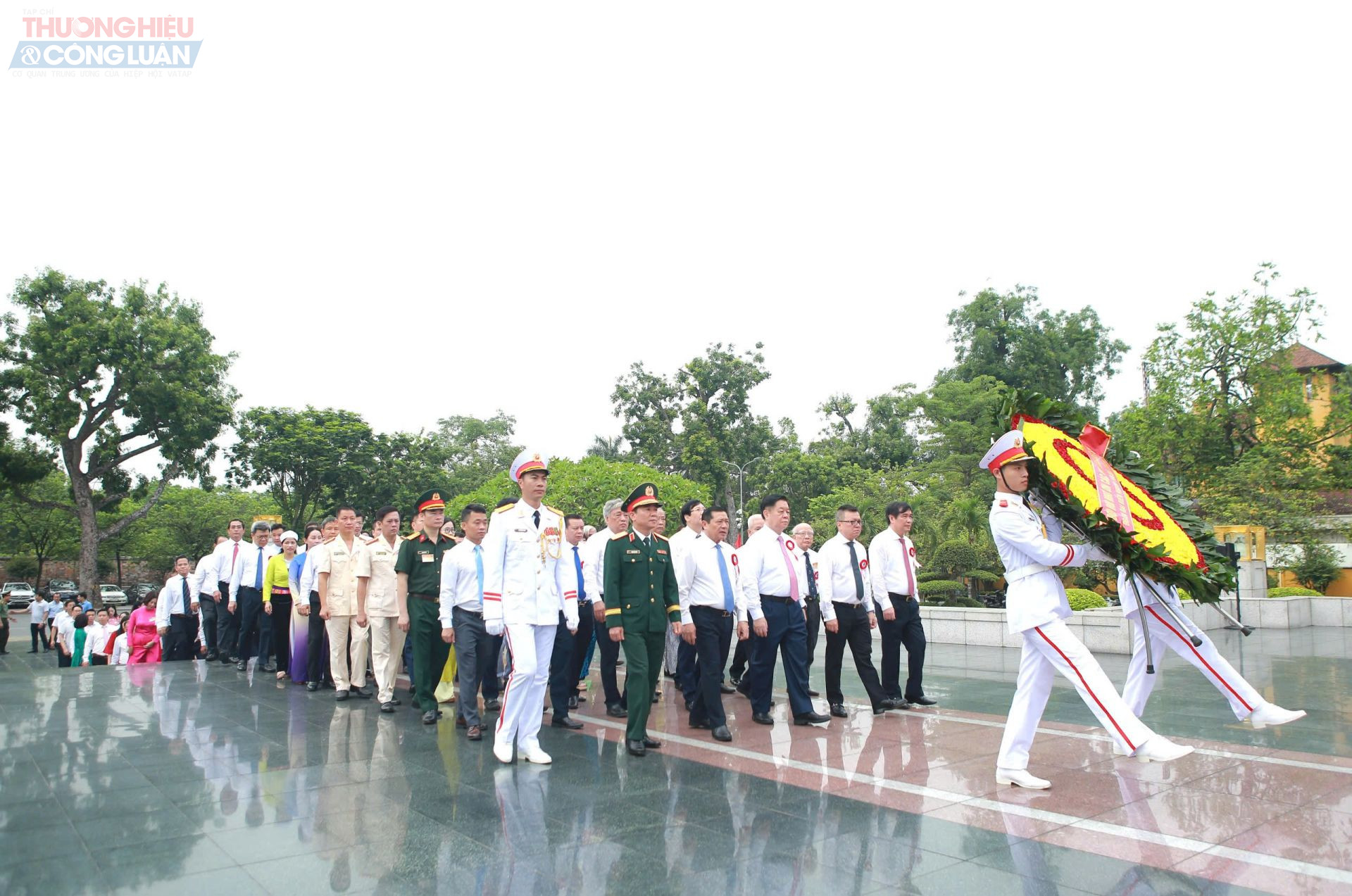 Đoàn Người làm báo tiêu biểu dâng hương tưởng niệm các Anh hùng Liệt sĩ.