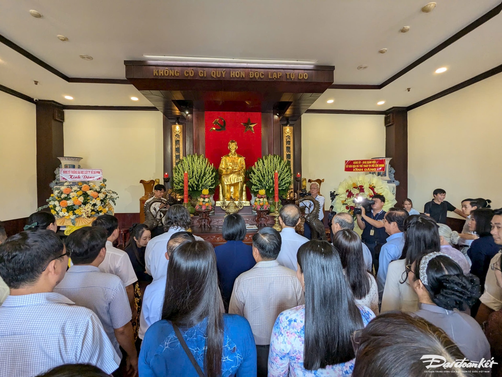 Dâng hương tưởng nhớ Chủ tịch Hồ Chí Minh vĩ đại. Ảnh: Tú Anh. Dâng hương tưởng nhớ Chủ tịch Hồ Chí Minh vĩ đại. Ảnh: Tú Anh.