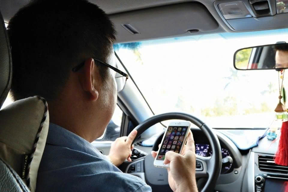 Cục Cảnh sát giao thông khuyến cáo tuyệt đối không sử dụng điện thoại khi lái xe trên cao tốc