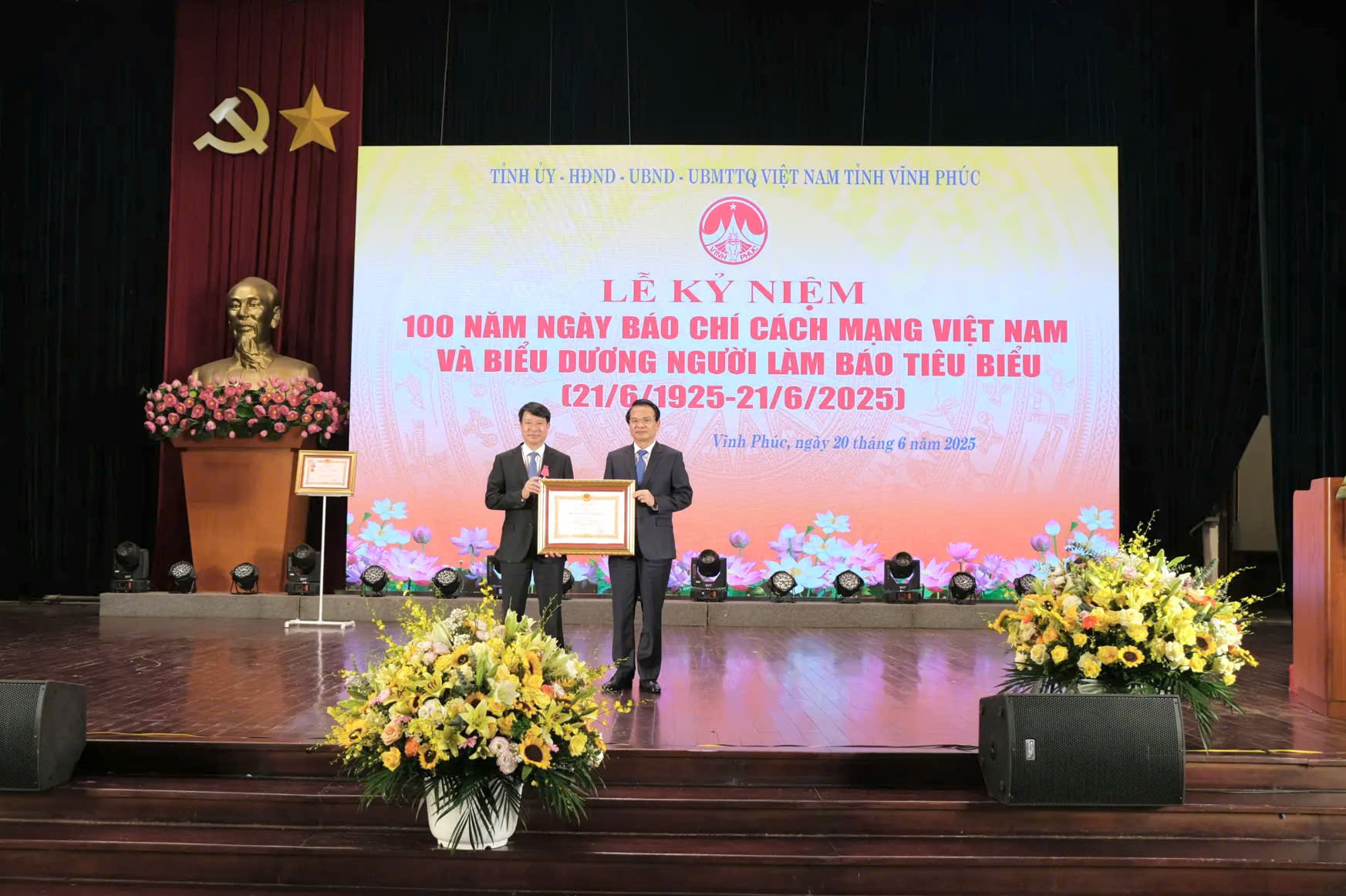 Bí thư Tỉnh ủy Vĩnh Phúc Đặng Xuân Phong (bên phải) trao Huân chương Lao động hạng Ba cho ông Nguyễn Khắc Hiếu, Phó Chủ tịch UBND tỉnh Vĩnh Phúc. Ảnh: Hà Trần Bí thư Tỉnh ủy Vĩnh Phúc Đặng Xuân Phong (bên phải) trao Huân chương Lao động hạng Ba cho ông Nguyễn Khắc Hiếu, Phó Chủ tịch UBND tỉnh Vĩnh Phúc. Ảnh: Hà Trần