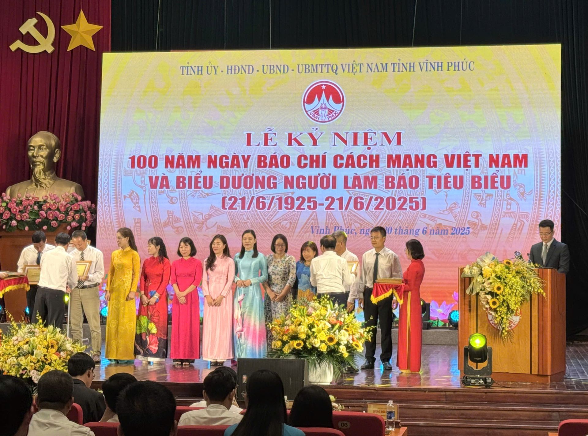 Các cá nhân được biểu dương do có đóng góp cho sự phát triển báo chí Vĩnh Phúc. Ảnh: Hà Trần Các cá nhân được biểu dương do có đóng góp cho sự phát triển báo chí Vĩnh Phúc. Ảnh: Hà Trần
