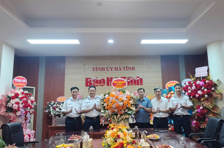 Hải đội 102 chúc mừng các cơ quan báo chí nhân dịp 21/6