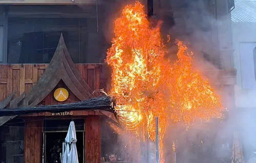 Hệ thống dây cáp viễn thông bốc cháy dữ dội. Ảnh: MH