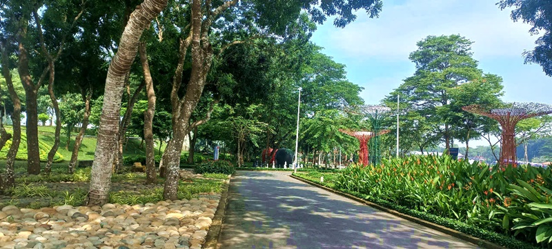 Con đường nhựa uốn lượn, xung quanh hồ, luôn xanh mát Con đường nhựa uốn lượn, xung quanh hồ, luôn xanh mát