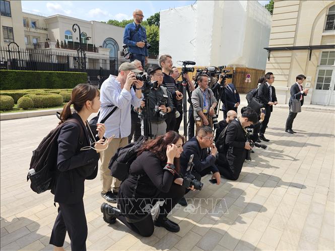 Các phóng viên thường trú Việt Nam tại Pháp tác nghiệp cùng các đồng nghiệp nước ngoài trong chuyến thăm Pháp của Tổng bí thư Tô Lâm, tháng 10/2024. Ảnh: TTXVN phát