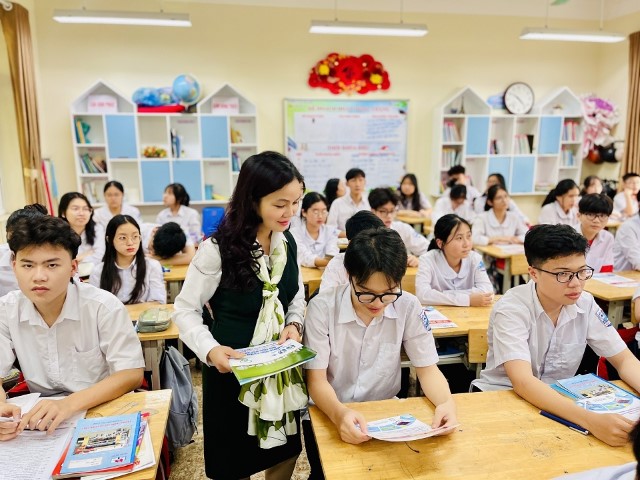 Chị Ngọc Lan tác nghiệp tuyên truyền tiết kiệm điện tại Trường THCS Trới - TP. Hạ Long