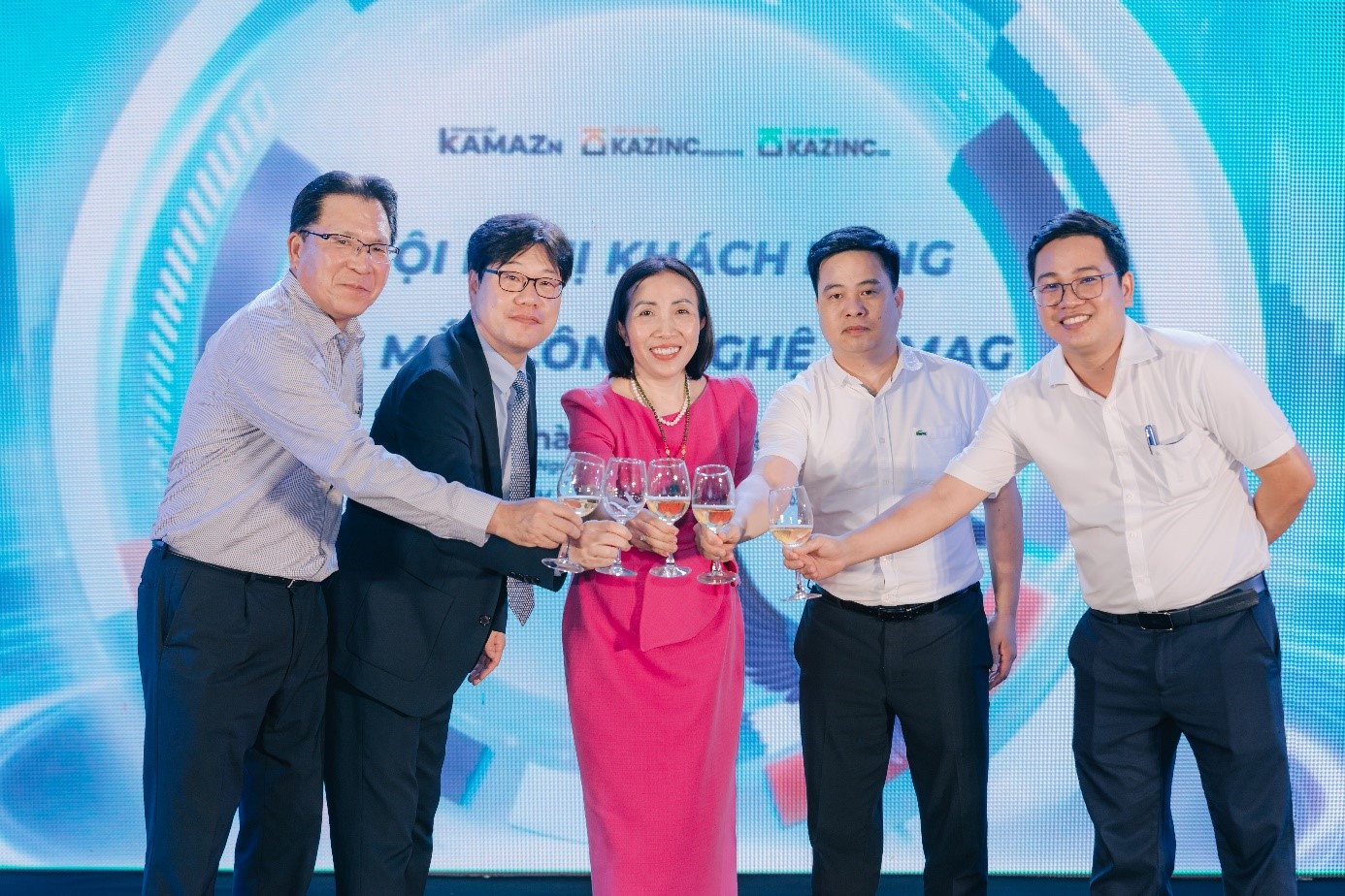 Công ty Cổ phần Tập đoàn thép Poshaco gây tiếng vang khi giới thiệu và công bố về việc ký kết với hai đốc tác hàng đầu thế giới.