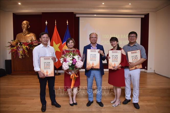 Đại diện báo Nhân Dân trao tặng số báo đặc biệt nhân kỷ niệm 100 Báo chí Cách mạng Việt Nam tại Pháp. Ảnh: Đào Dũng - P/v TTXVN tại Pháp