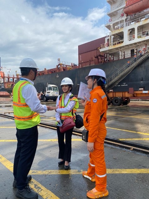Chị Ngọc Lan tác nghiệp, phỏng vấn cán bộ quản lý điện tại Cảng Cái Lân