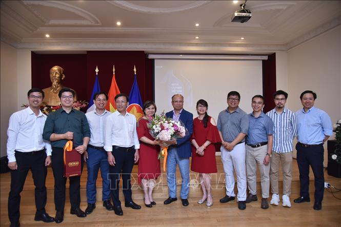 Đại sứ Việt Nam tại Pháp Đinh Toàn Thắng trao hoa chúc mừng đại diện các cơ quan báo chí Việt Nam tại Pháp. Ảnh: Đào Dũng - P/v TTXVN tại Pháp