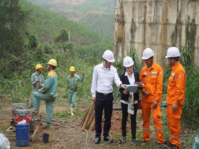 Tác nghiệp tại hiện trường, chị Ngọc Lan trao đổi về kỹ thuật với cán bộ kỹ thuật và anh em công nhân để có bài viết sắc nét hơn