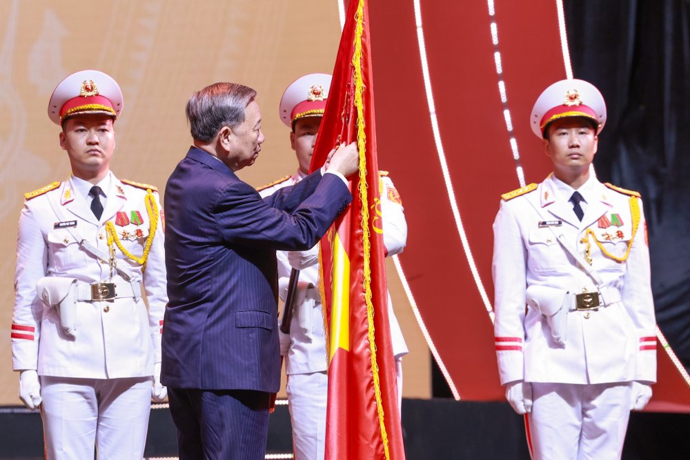 Tổng Bí thư Tô Lâm gắn Huân chương Hồ Chí Minh lên lá cờ truyền thống của Báo chí cách mạng Việt Nam. Ảnh: Hải Nguyễn Tổng Bí thư Tô Lâm gắn Huân chương Hồ Chí Minh lên lá cờ truyền thống của Báo chí cách mạng Việt Nam. Ảnh: Hải Nguyễn