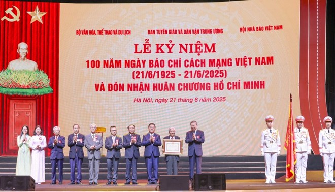 Báo chí Cách mạng Việt Nam đón nhận Huân chương Hồ Chí Minh
