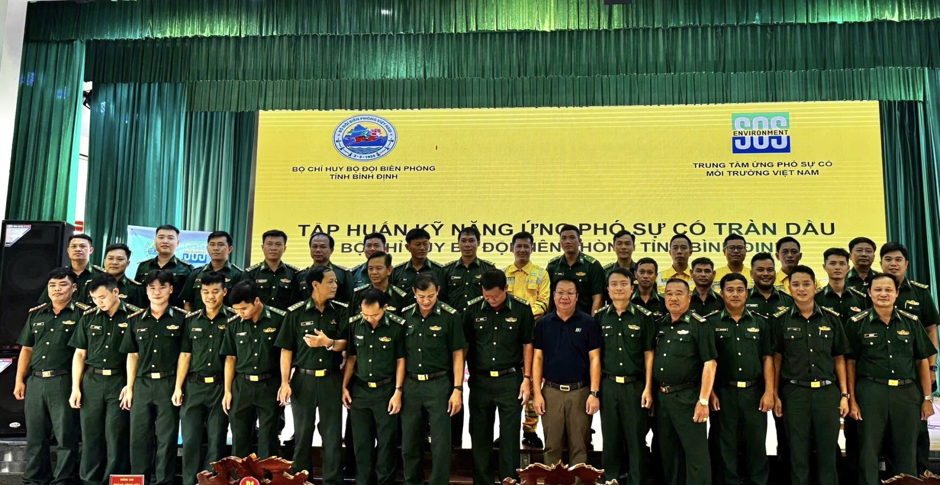 Ban tổ chức chụp ảnh lưu niệm với các học viên. Ảnh: Viết Hiền Ban tổ chức chụp ảnh lưu niệm với các học viên. Ảnh: Viết Hiền