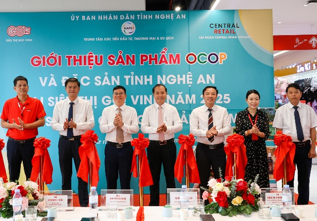 Các đại biểu cắt băng khai mạc chương trình giới thiệu sản phẩm OCOP và đặc sản tỉnh Nghệ An tại siêu thị Go!Vinh.