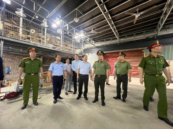 Giám đốc Công an Hà Nội kiểm tra chống hàng giả, gian lận thương mại tại xã La Phù