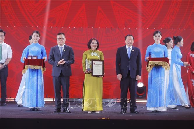 Phó trưởng Ban thường trực Ban Tuyên giáo và Dân vận Trung ương Lại Xuân Môn và Chủ tịch Hội Nhà báo Nhân Dân, Tổng Biên tập Báo Nhân Dân Lê Quốc Minh, trao giải B cho các tác giả, nhóm tác giả đoạt giải. Ảnh: Minh Quyết/TTXVN
