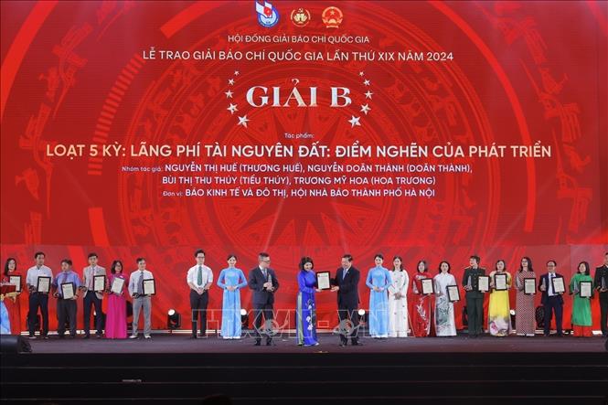 Phó trưởng Ban thường trực Ban Tuyên giáo và Dân vận Trung ương Lại Xuân Môn và Chủ tịch Hội Nhà báo Nhân Dân, Tổng Biên tập Báo Nhân Dân Lê Quốc Minh, trao giải B cho các tác giả, nhóm tác giả đoạt giải. Ảnh: Minh Quyết/TTXVN