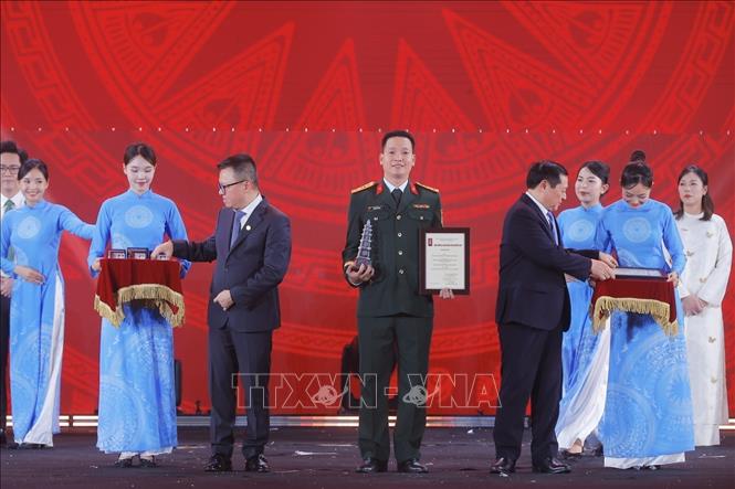 Phó trưởng Ban thường trực Ban Tuyên giáo và Dân vận Trung ương Lại Xuân Môn và Chủ tịch Hội Nhà báo Nhân Dân, Tổng Biên tập Báo Nhân Dân Lê Quốc Minh trao giải B cho các tác giả, nhóm tác giả đoạt giải. Ảnh: Minh Quyết/TTXVN