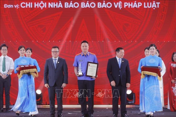 Phó trưởng Ban thường trực Ban Tuyên giáo và Dân vận Trung ương Lại Xuân Môn và Chủ tịch Hội Nhà báo Nhân Dân, Tổng Biên tập Báo Nhân Dân Lê Quốc Minh trao giải B cho các tác giả, nhóm tác giả đoạt giải. Ảnh: Minh Quyết/TTXVN