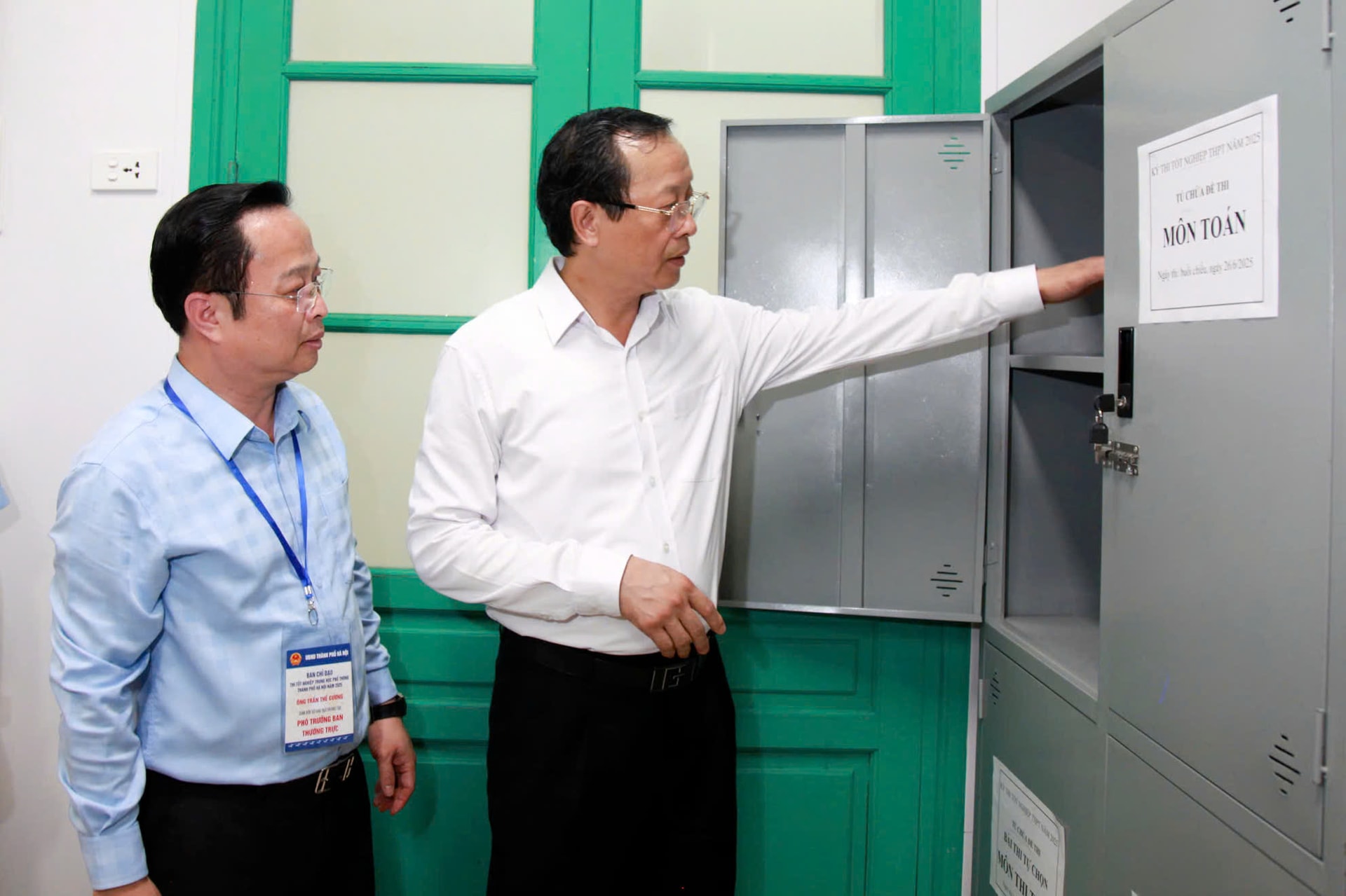 Thứ trưởng Bộ Giáo dục và Đâò tạo Phạm Ngọc Thưởng kiểm tra tủ đựng đề, bài thi tốt nghiệp THPT năm 2025 tại điểm thi Trường THCS Trưng Vương (quận Hoàn Kiếm, Hà Nội). Ảnh: Lê Nguyễn