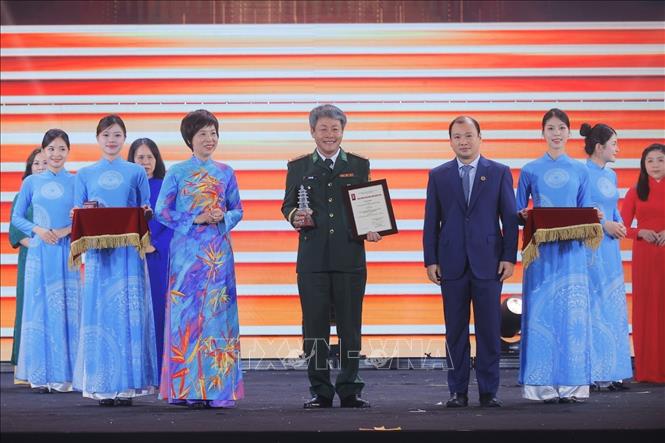 Tổng giám đốc TTXVN Vũ Việt Trang và Thứ trưởng Thường trực Bộ Văn hóa, Thể thao và Du lịch Lê Hải Bình trao giải C cho các tác giả, nhóm tác giả đoạt giải. Ảnh: Minh Quyết/TTXVN