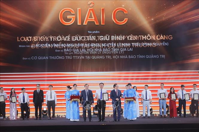 Tổng Biên tập Tạp chí Cộng sản Hoàng Trung Dũng và Tổng Giám đốc Đài Tiếng nói Việt Nam Đỗ Tiến Sỹ trao giải C cho các tác giả, nhóm tác giả đoạt giải. Ảnh: Minh Quyết/TTXVN