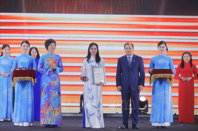 Tổng giám đốc TTXVN Vũ Việt Trang và Thứ trưởng Thường trực Bộ Văn hóa, Thể thao và Du lịch Lê Hải Bình trao giải C cho các tác giả, nhóm tác giả đoạt giải. Ảnh: Minh Quyết/TTXVN