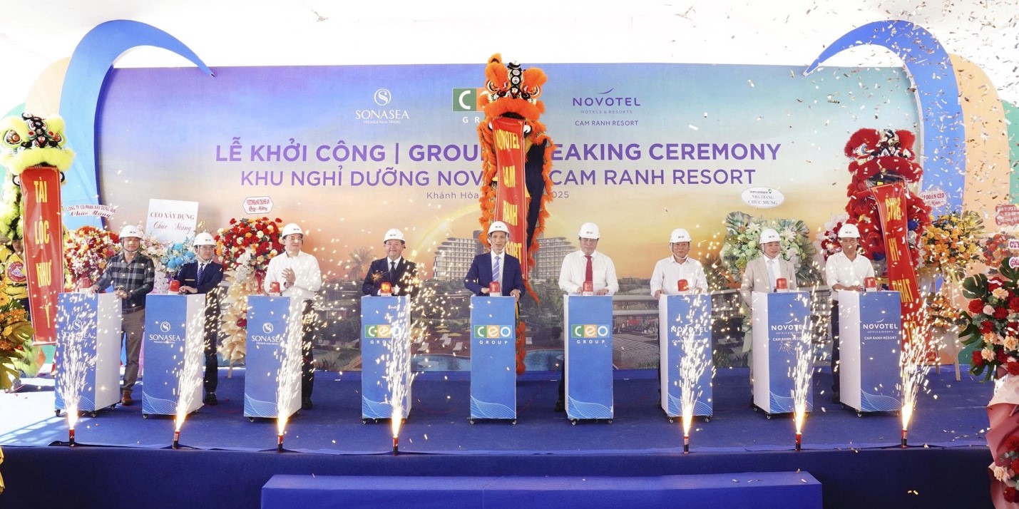 Các đại biểu nhấn nút khởi công Tổ hợp nghỉ dưỡng Novotel Cam Ranh Resort Các đại biểu nhấn nút khởi công Tổ hợp nghỉ dưỡng Novotel Cam Ranh Resort