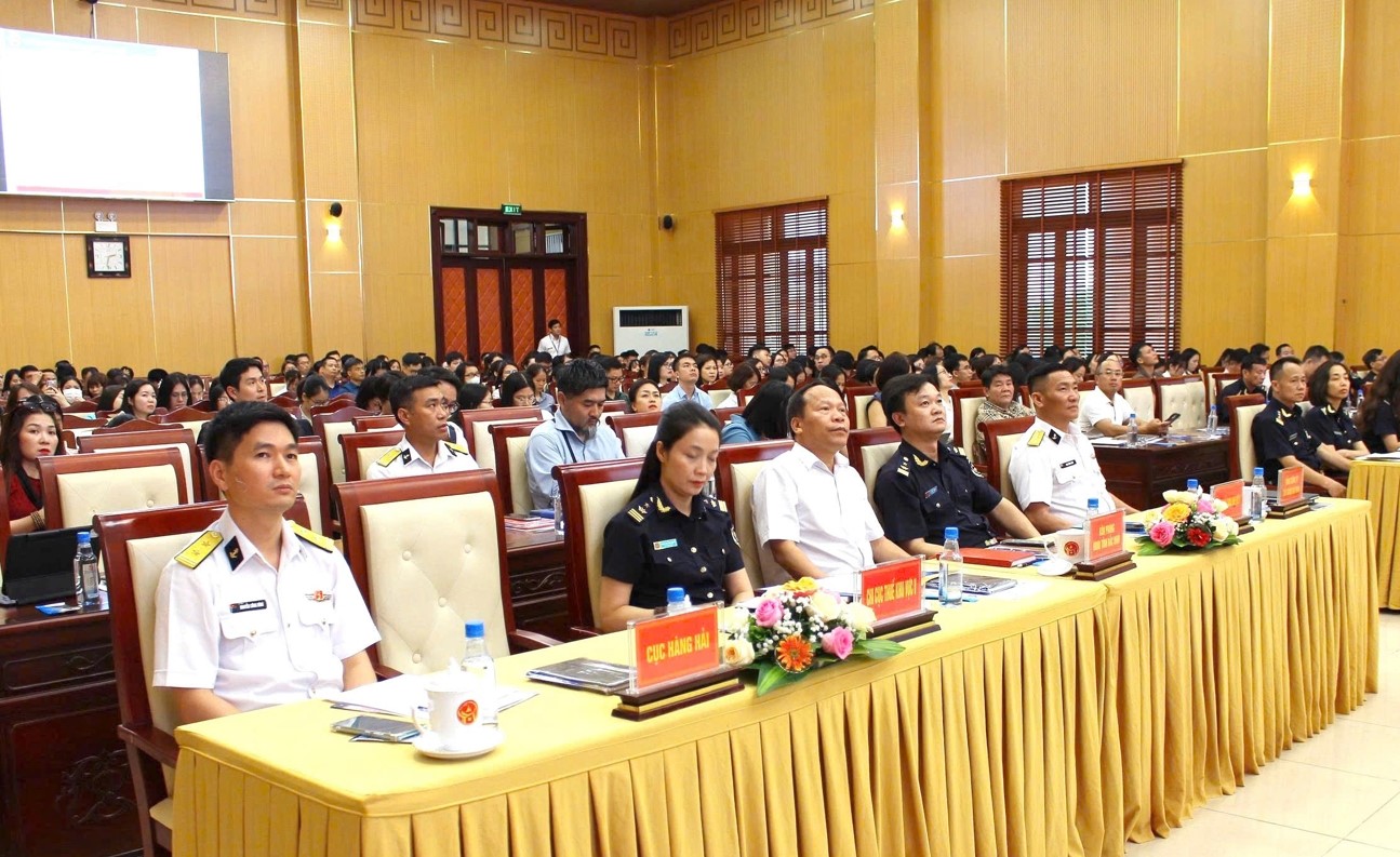 Các đại biểu dự hội nghị. Các đại biểu dự hội nghị.