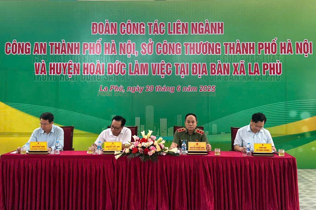 Trung tướng Nguyễn Thanh Tùng, Giám đốc CATP chủ trì buổi làm việc tại huyện Hoài Đức và xã La Phù Trung tướng Nguyễn Thanh Tùng, Giám đốc CATP chủ trì buổi làm việc tại huyện Hoài Đức và xã La Phù