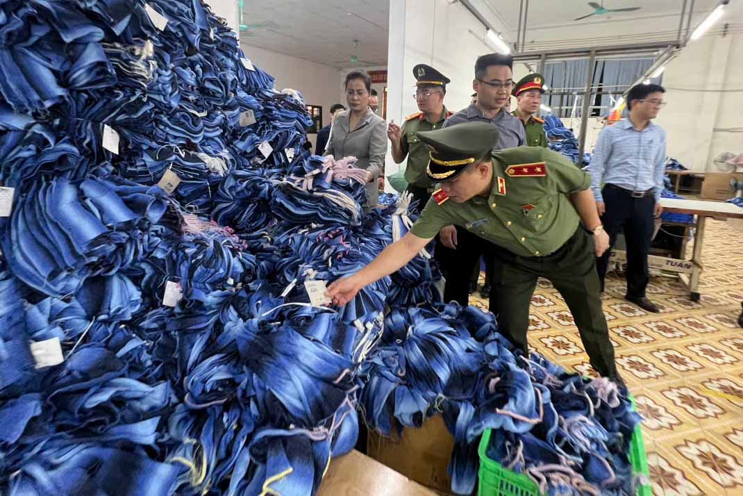 Trung tướng Nguyễn Thanh Tùng trực tiếp kiểm tra nhãn mác sản phẩm. Trung tướng Nguyễn Thanh Tùng trực tiếp kiểm tra nhãn mác sản phẩm.