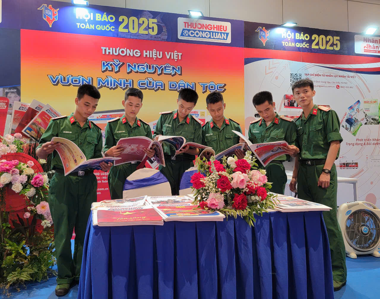 Hội Báo năm nay quy tụ hơn 124 đơn vị báo chí Trung ương và địa phương, mang đến gần 130 gian trưng bày ấn tượng, phản ánh đầy đủ bức tranh sinh động của báo chí cách mạng Việt Nam