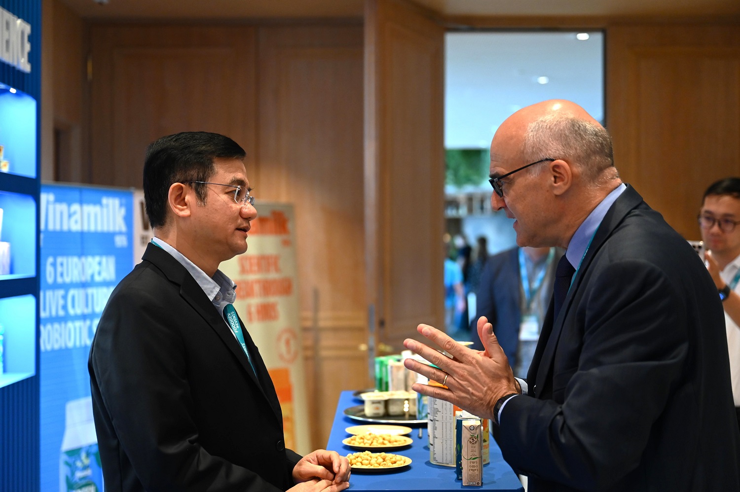 Nhiều đại biểu tham dự bày tỏ sự ấn tượng với tính sáng tạo, đổi mới của Vinamilk trong việc phát triển sản phẩm (Ảnh: An Minh).