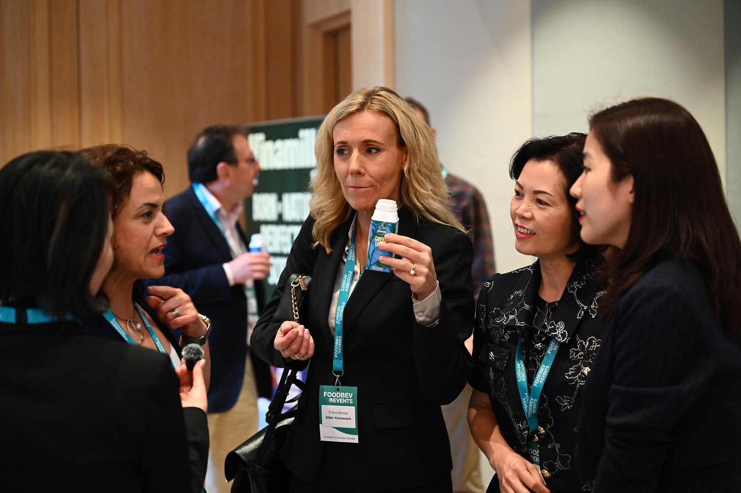 Vinamilk nhận được nhiều sự quan tâm về các sản phẩm mới mang đến hội nghị năm nay (Ảnh: An Minh).