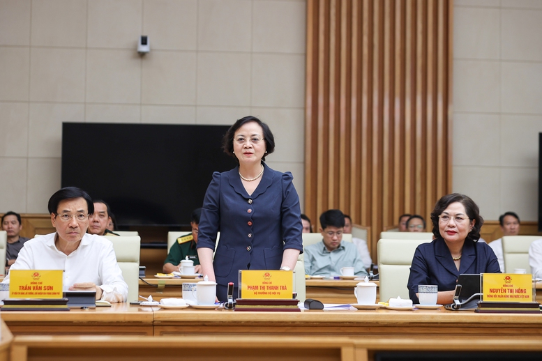 Bộ trưởng Bộ Nội vụ Phạm Thị Thanh Trà báo cáo - Ảnh: VGP/Nhật Bắc