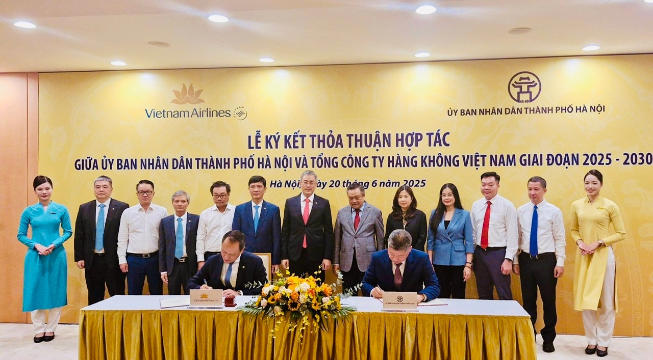 Hà Nội và Vietnam Airlines ký kết hợp tác, quảng bá du lịch Thủ đô