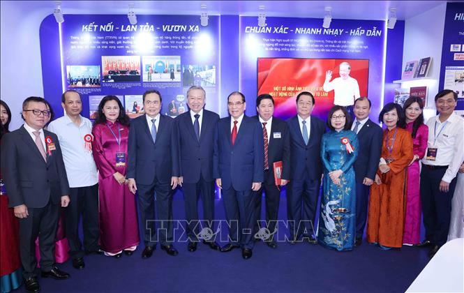 Tổng Bí thư Tô Lâm cùng các đồng chí lãnh đạo chụp ảnh lưu niệm tại gian trưng bày của Thông tấn xã Việt Nam. Ảnh: Phương Hoa/TTXVN Tổng Bí thư Tô Lâm cùng các đồng chí lãnh đạo chụp ảnh lưu niệm tại gian trưng bày của Thông tấn xã Việt Nam. Ảnh: Phương Hoa/TTXVN
