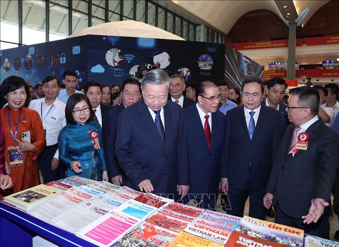 Tổng Bí thư Tô Lâm, các đồng chí lãnh đạo Đảng, Nhà nước và các đại biểu tham quan không gian trưng bày của TTXVN. Ảnh: Thống Nhất/TTXVN Tổng Bí thư Tô Lâm, các đồng chí lãnh đạo Đảng, Nhà nước và các đại biểu tham quan không gian trưng bày của TTXVN. Ảnh: Thống Nhất/TTXVN