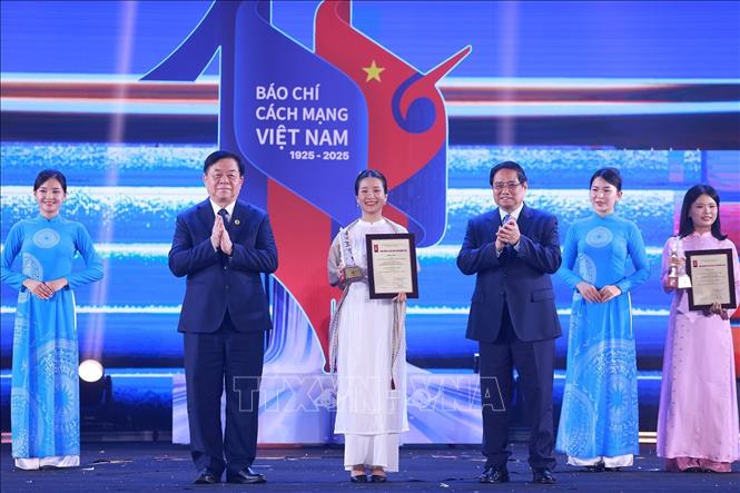 Thủ tướng Phạm Minh Chính và Trưởng Ban Tuyên giáo và Dân vận Trung ương Nguyễn Trọng Nghĩa trao giải A cho các tác giả, nhóm tác giả đoạt giải. Ảnh: Dương Giang/TTXVN Thủ tướng Phạm Minh Chính và Trưởng Ban Tuyên giáo và Dân vận Trung ương Nguyễn Trọng Nghĩa trao giải A cho các tác giả, nhóm tác giả đoạt giải. Ảnh: Dương Giang/TTXVN