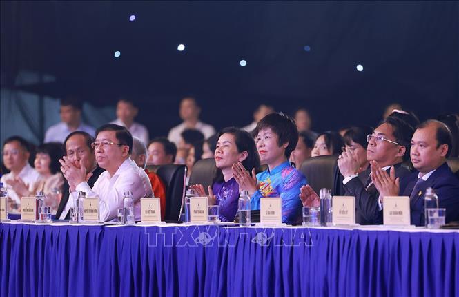 Các đại biểu dự Chương trình nghệ thuật chào mừng kỷ niệm 100 năm Ngày Báo chí cách mạng Việt Nam và trao Giải Báo chí Quốc gia lần thứ XIX – năm 2024