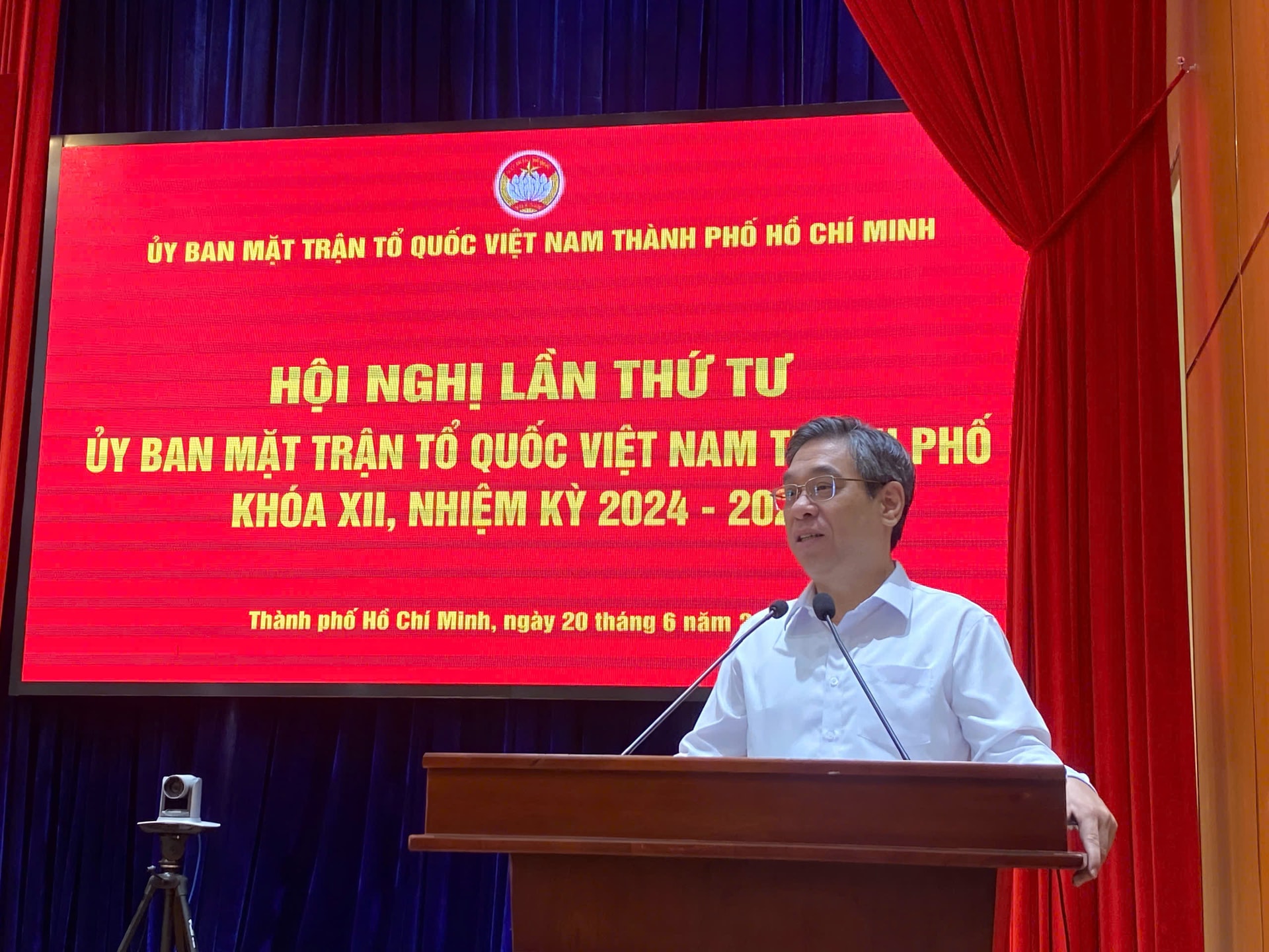 Ông Nguyễn Phước Lộc, Phó Bí thư Thành ủy, Chủ tịch Ủy ban MTTQ Việt Nam TP. Hồ Chí Minh phát biểu tại hội nghị