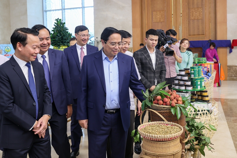 Thủ tướng Phạm Minh Chính cùng các đại biểu tham quan các gian trưng bày các sản phẩm nông nghiệp tiêu biểu - Ảnh: VGP/Nhật Bắc