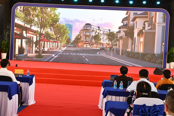 Đại biểu xem video clip giới thiệu về dự án