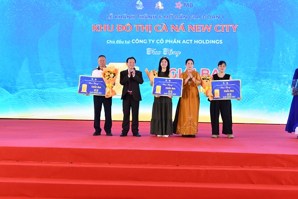 HĐQT CTCP ACT Holdings trao giải 3 cho các khách hàng tham gia bốc thăm trúng thương phần thưởng 2 chỉ vàng SJC