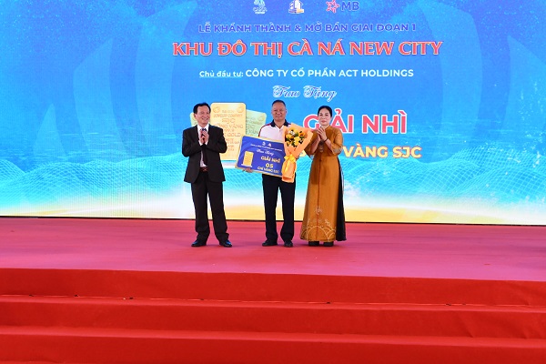HĐQT CTCP ACT Holdings trao giải nhì cho khách hàng tham gia bốc thăm trúng thương phần thưởng 5 chỉ vàng SJC