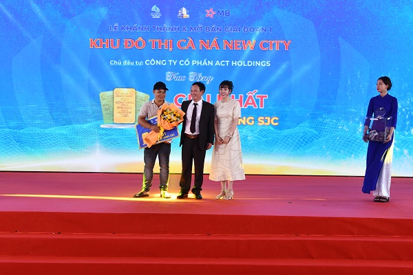 HĐQT CTCP ACT Holdings trao giải nhất cho khách hàng tham gia bốc thăm trúng thương phần thưởng 01 lượng vàng SJC