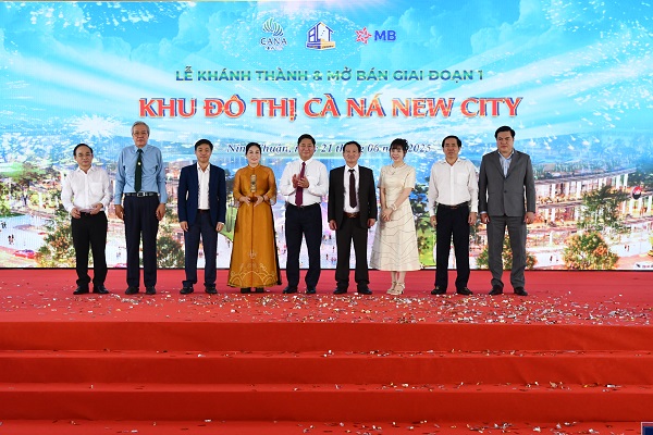 Các vị lãnh đạo tỉnh và CTCP ACT Holdings chụp ảnh lưu niệm