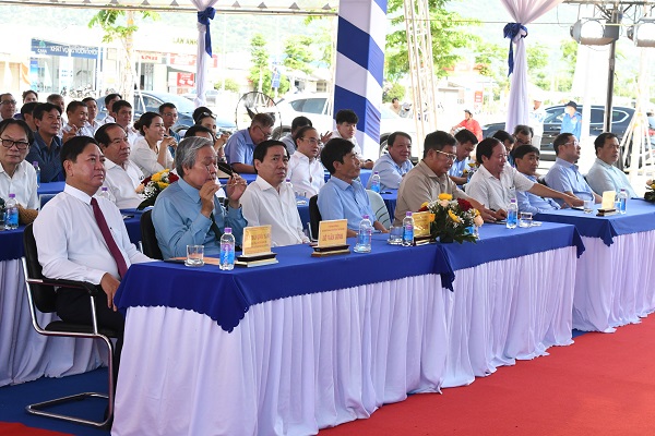 Đại biểu đến dự